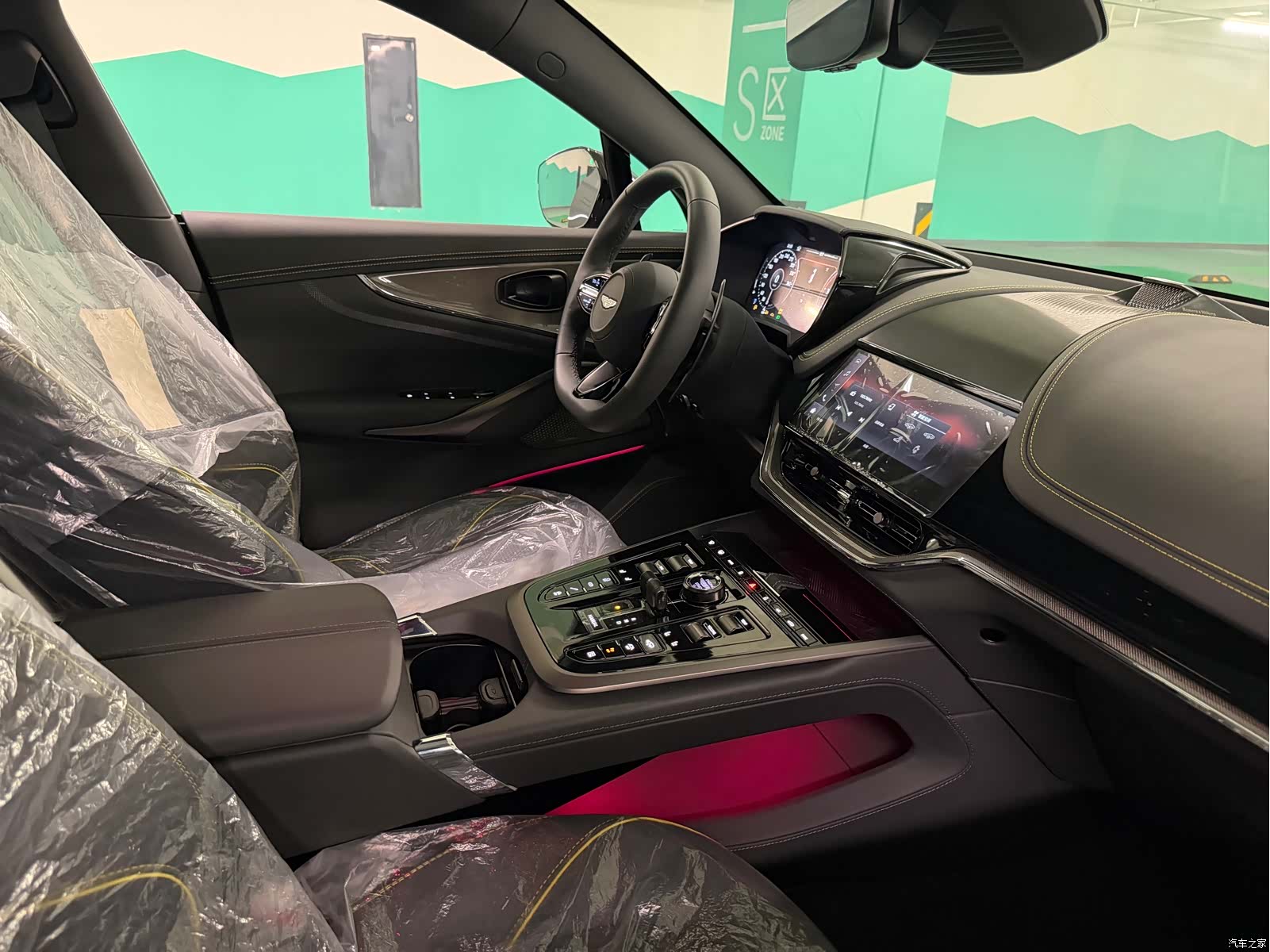 Aston Martin DBX, 2025 6