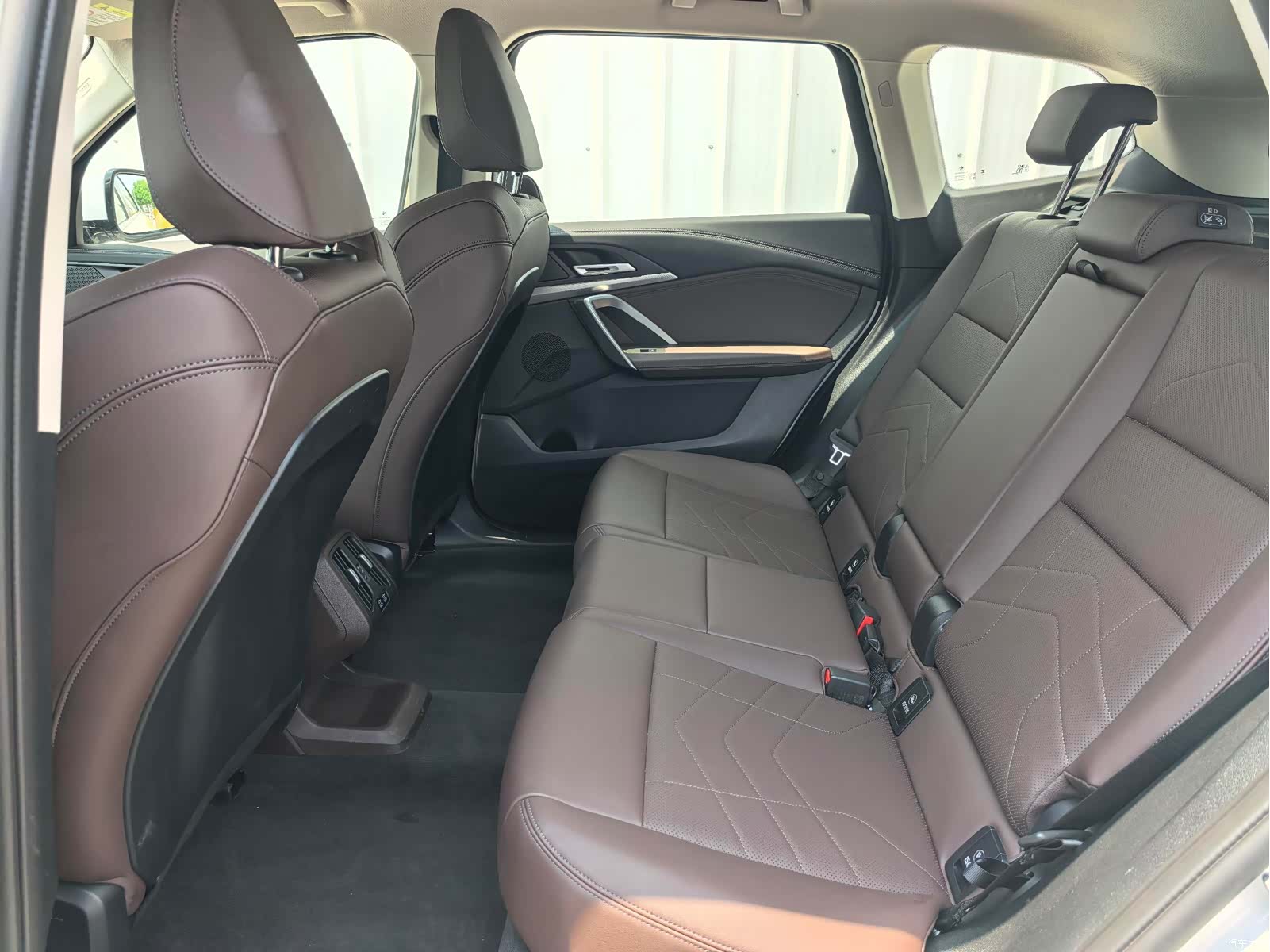 BMW iX1, 2025 6