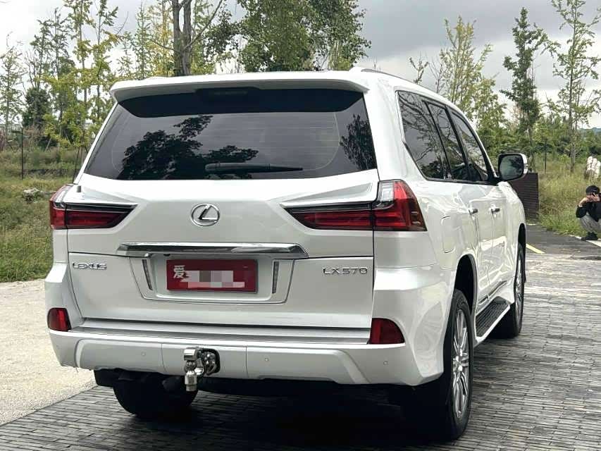 Lexus LX