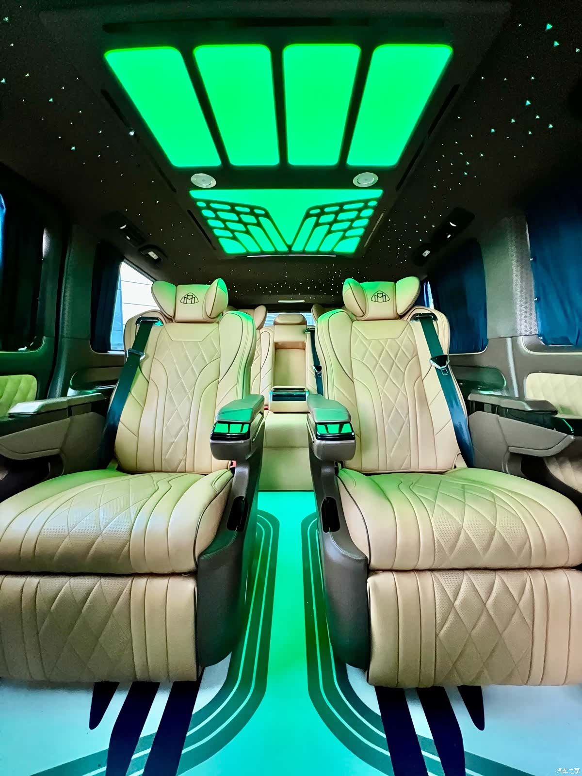 Mercedes-Benz 7, 2022 12