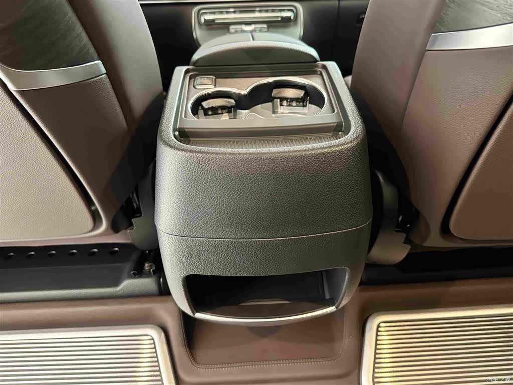 Mercedes-Benz V-Class, 2025 22