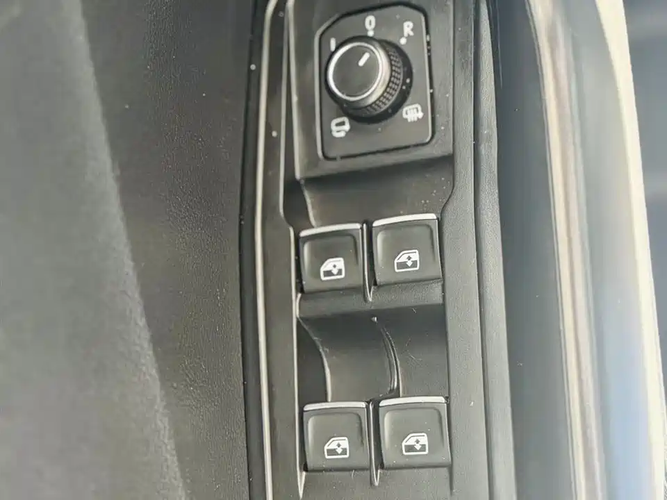 Volkswagen T-ROC exploring Songs