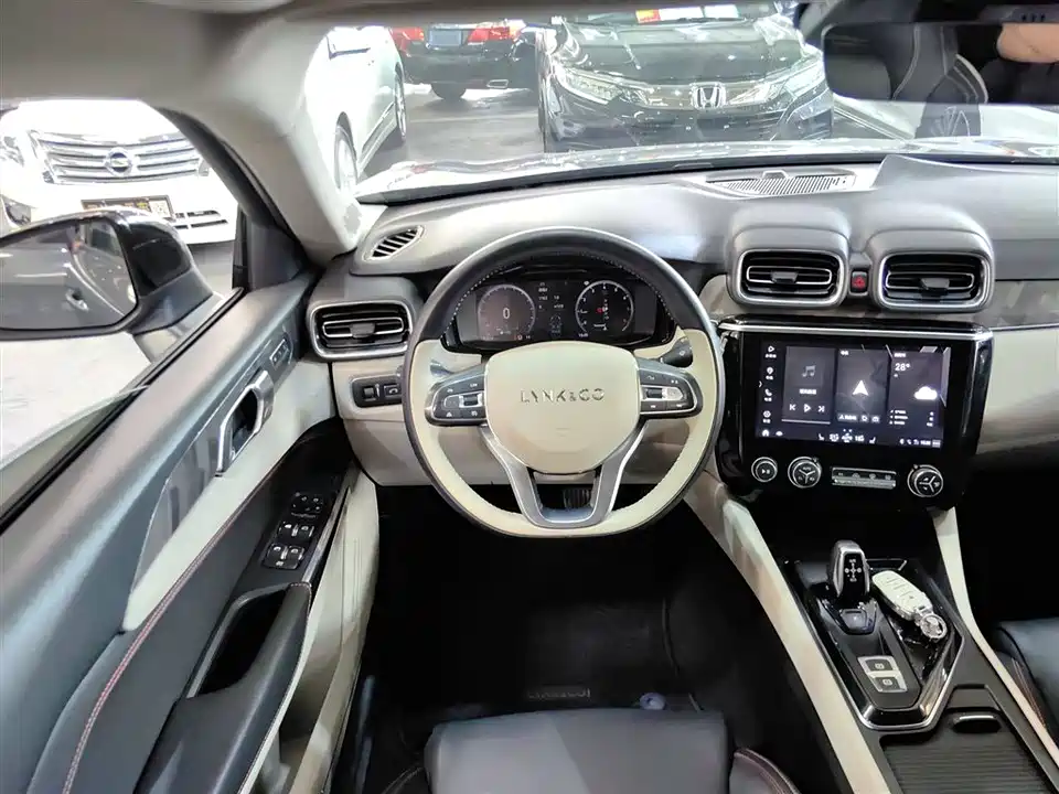 Lynk & Co 02