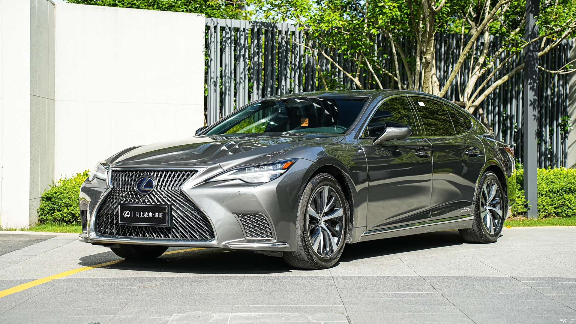 Lexus LS, 2021 1