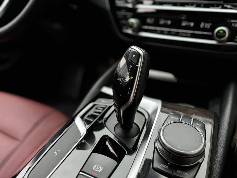 BMW 5 Series 2017, фото 17