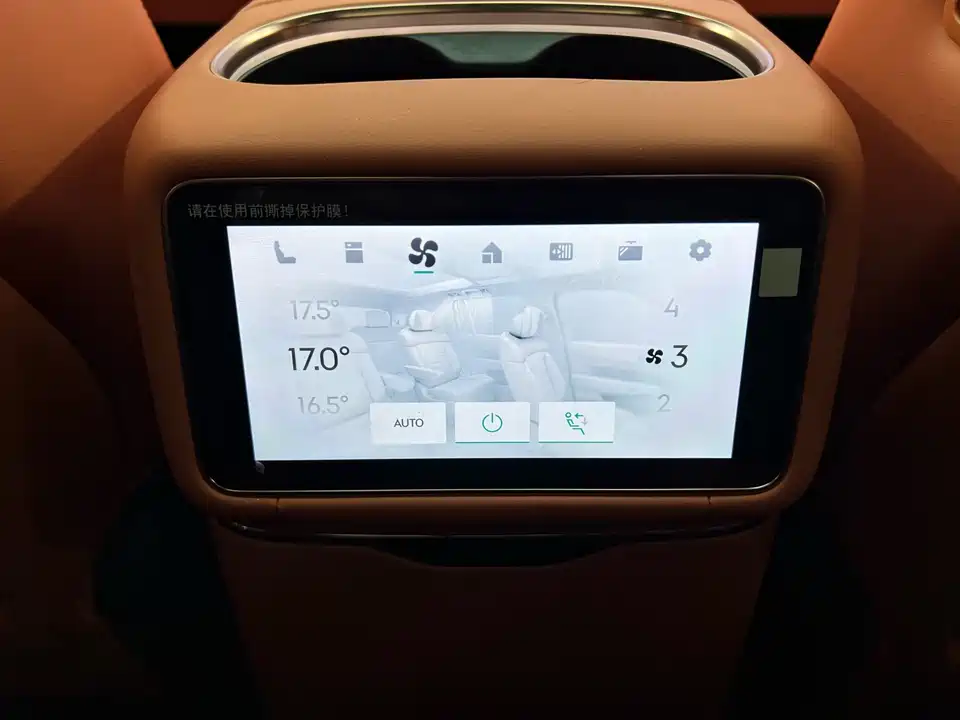 Lynk & Co 900