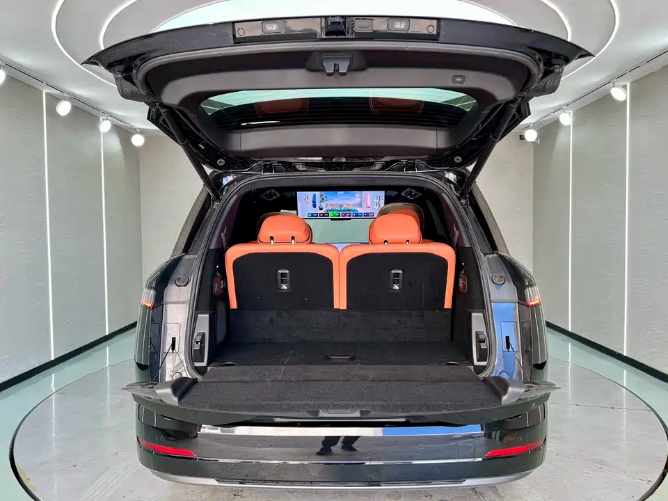 Lynk & Co 900