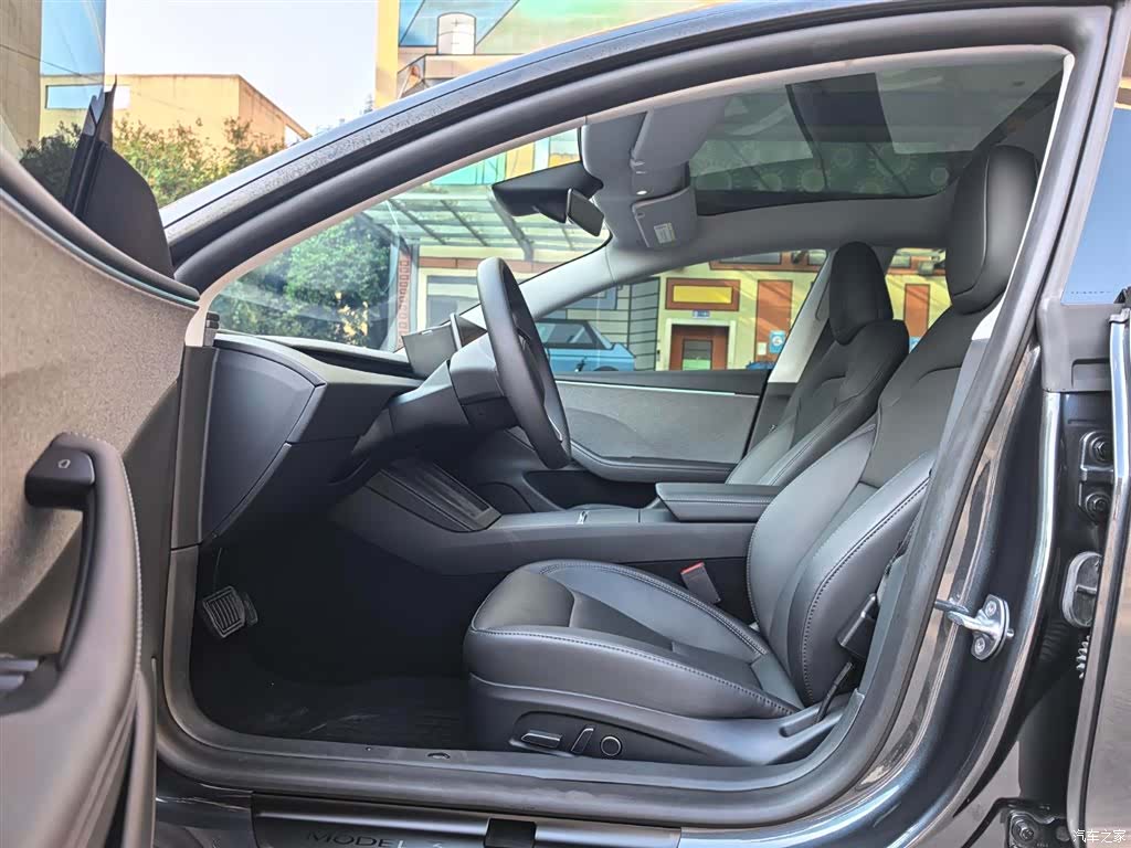 Tesla Model 3, 2025 8