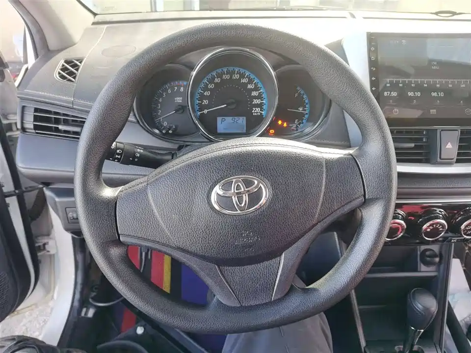 Toyota YARiS L to enjoy