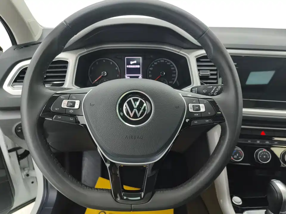 Volkswagen T-ROC exploring Songs