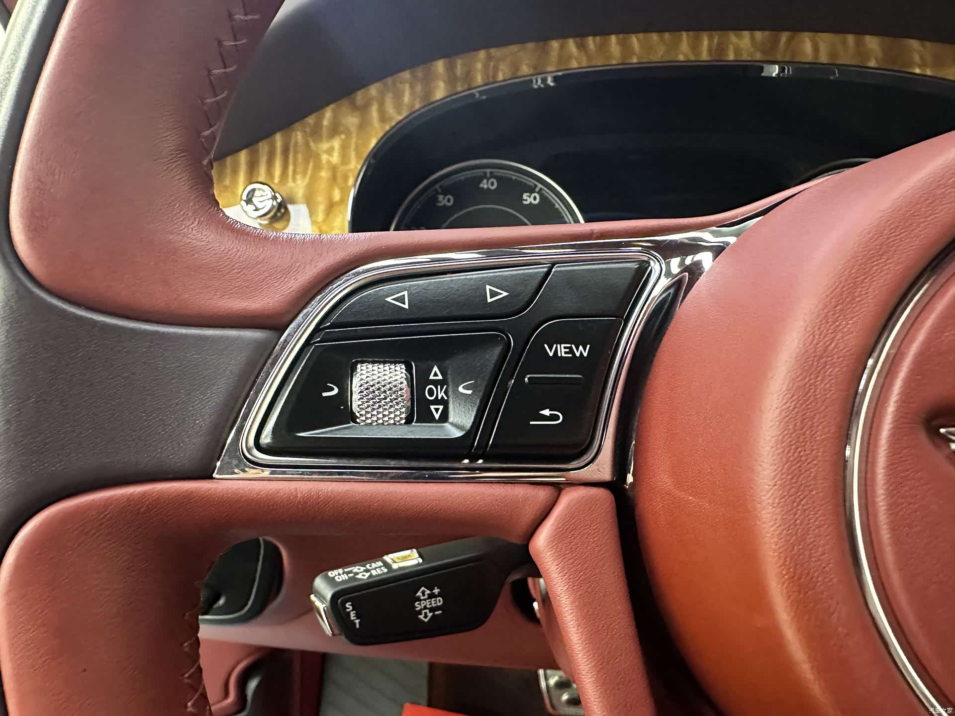 Bentley Bentayga, 2017 24