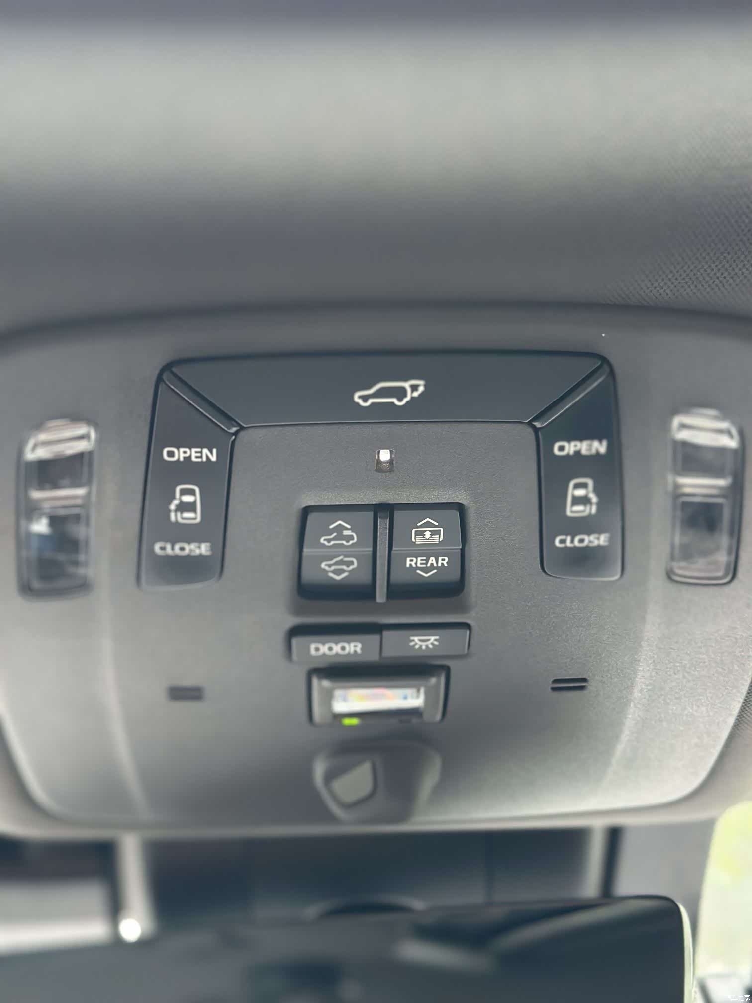 Toyota Granvia, 2023 28