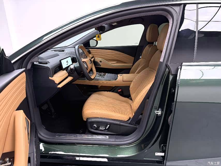 Geely 8, 2025 3