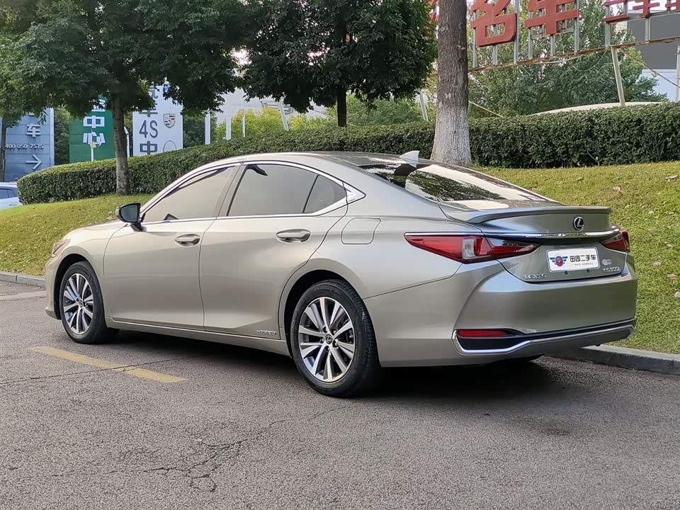 Lexus ES