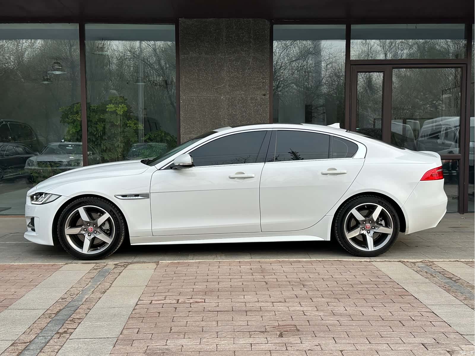 Jaguar XE, 2015 все фото