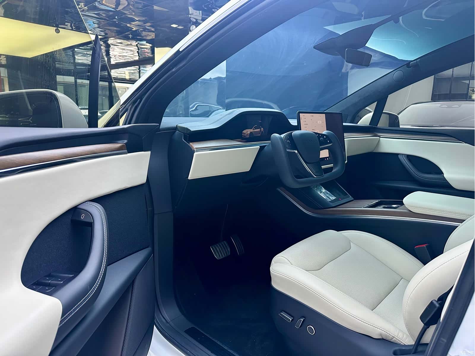 Tesla Model X, 2023 4