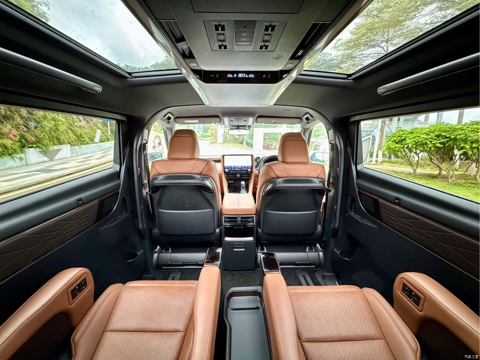 Toyota Vellfire, 2026 10