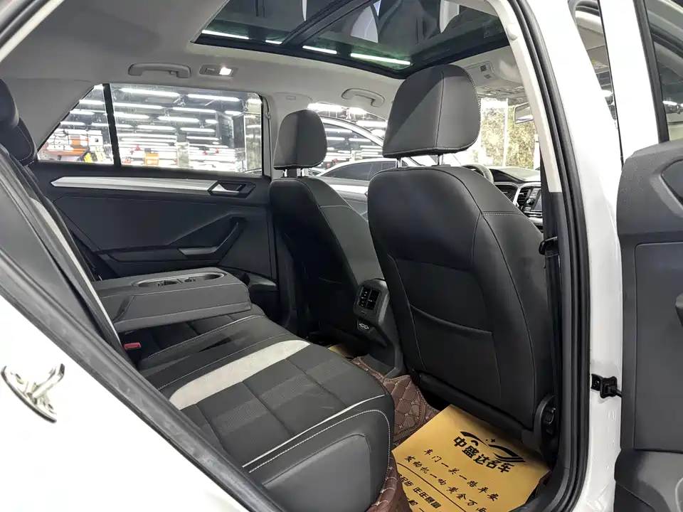 Volkswagen T-ROC exploring Songs