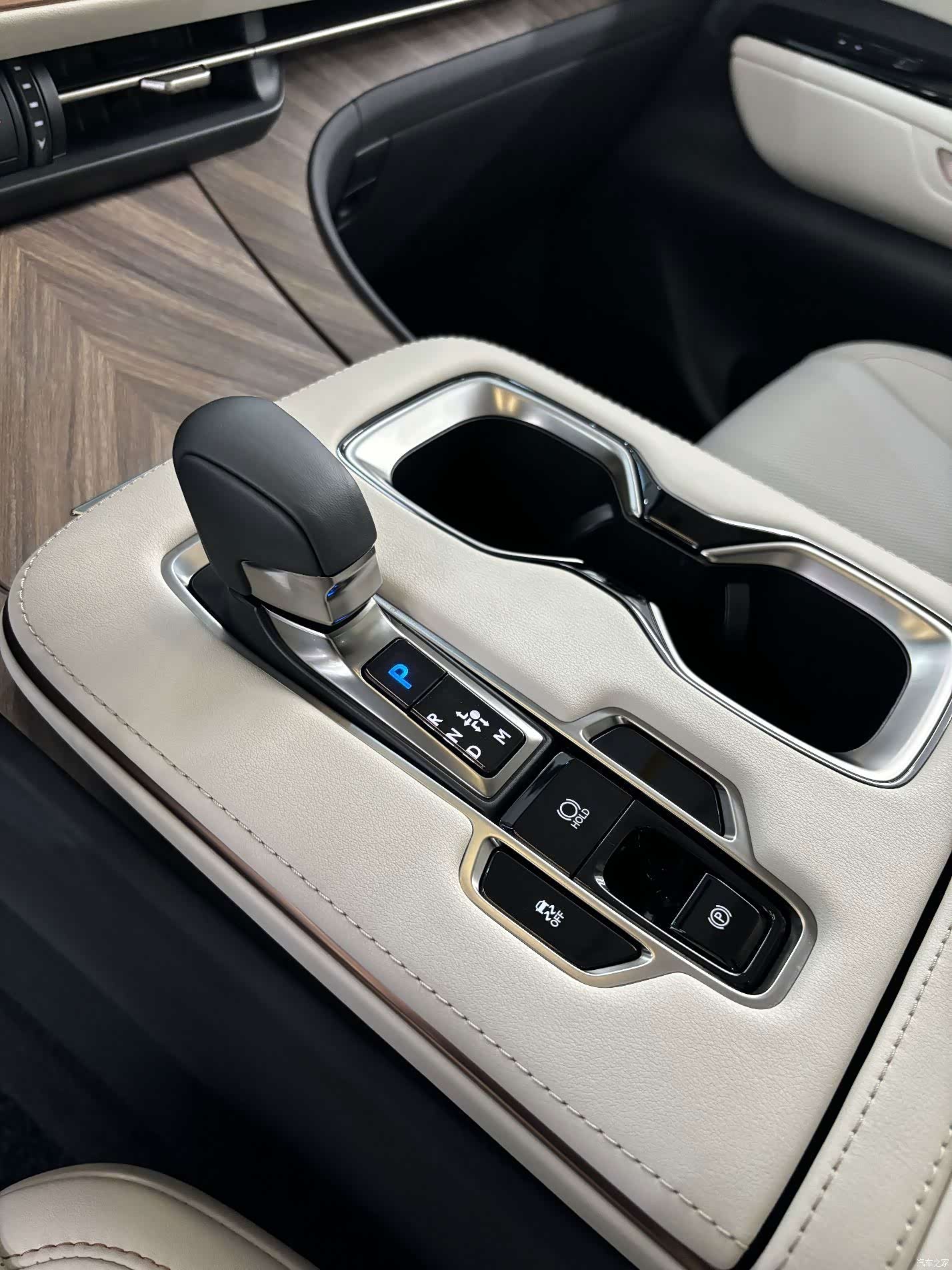 Lexus LM, 2025 16