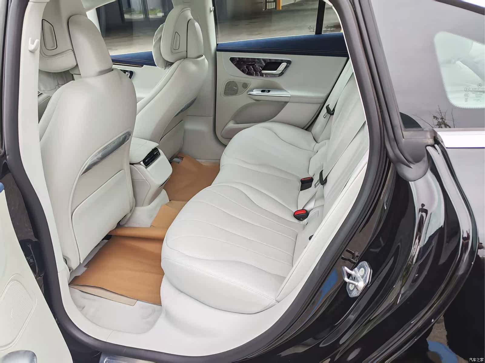 Mercedes-Benz EQE, 2025 12