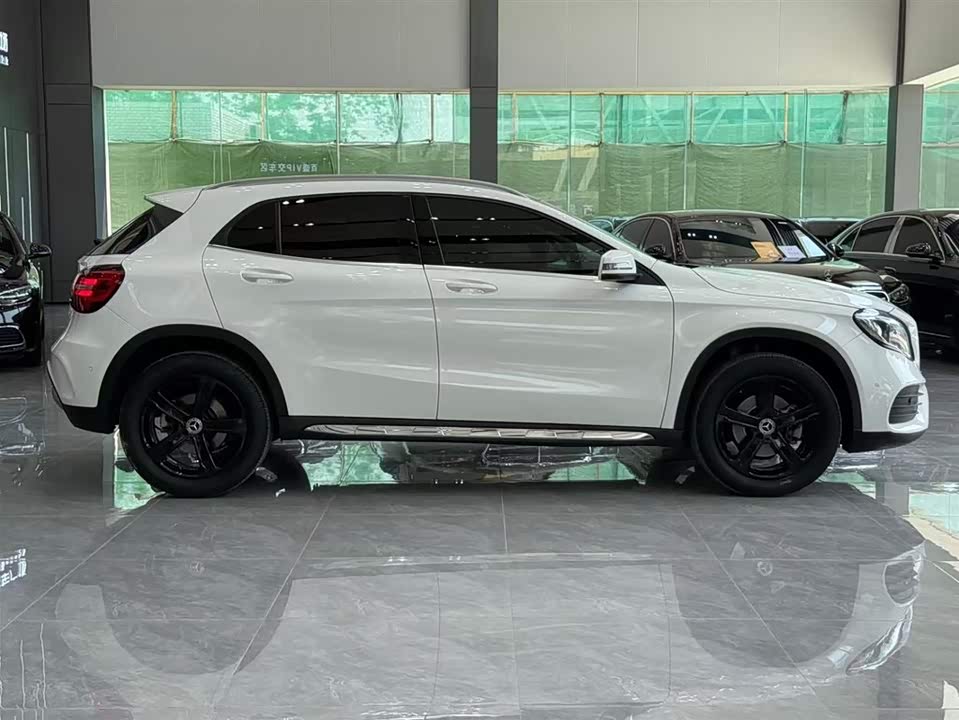 Mercedes-Benz GLA Mercedes-Benz GLA