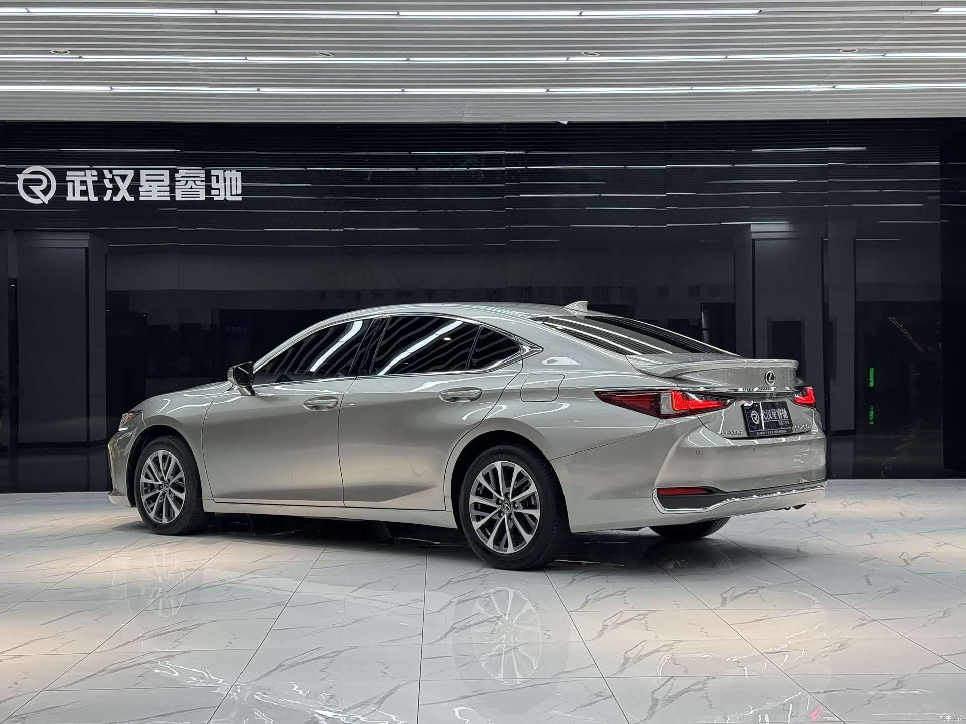 Lexus ES, 2024 4