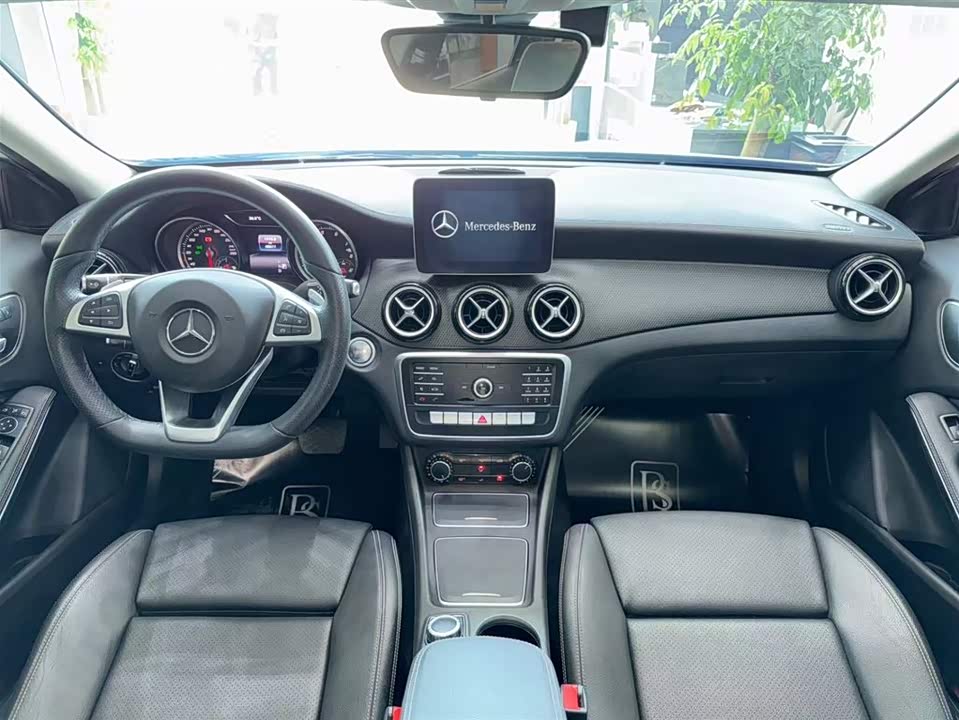 Mercedes-Benz GLA Mercedes-Benz GLA