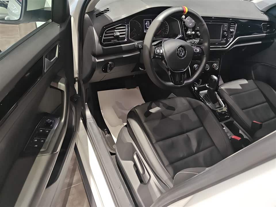 Volkswagen T-ROC exploring Songs