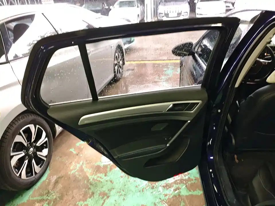 Volkswagen Golf*pure electricity