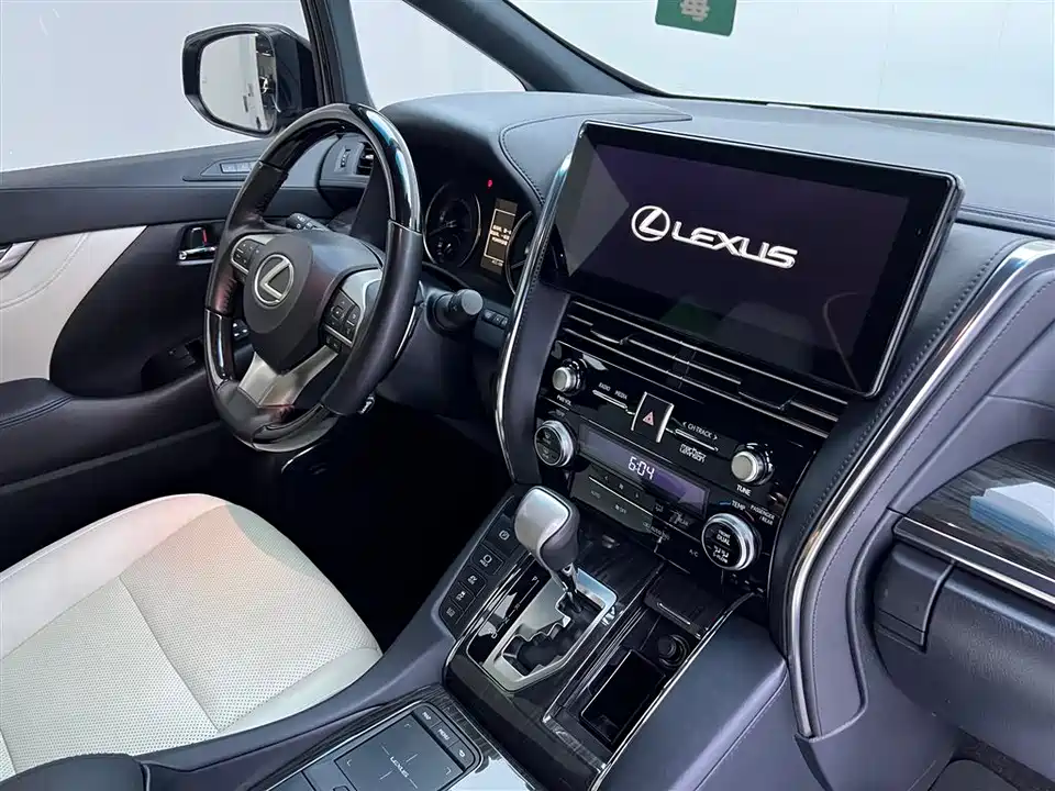 Lexus LM