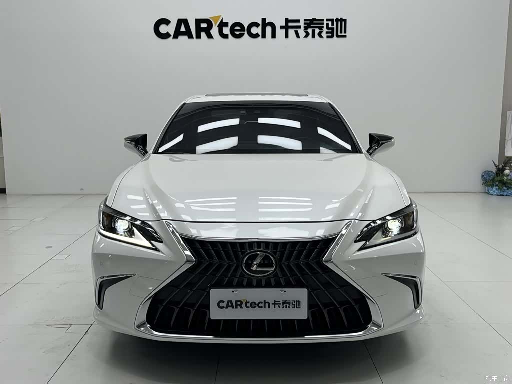 Lexus ES, 2024 4