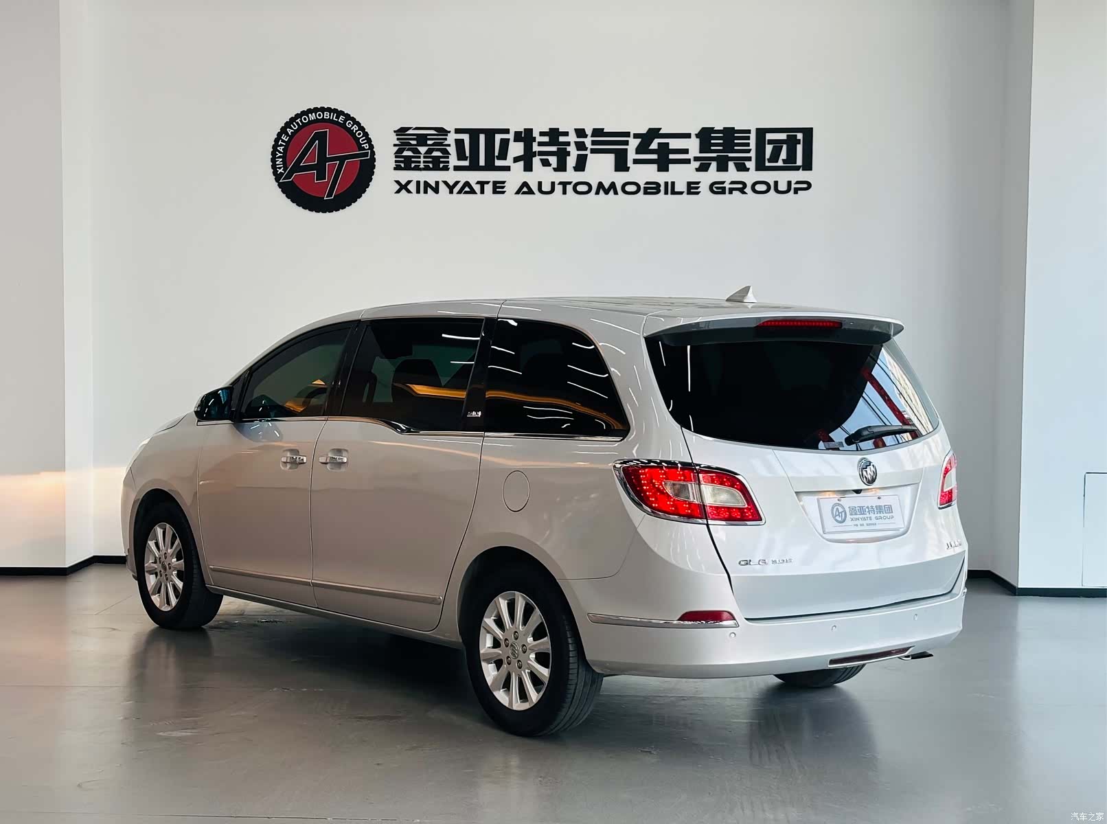 Buick GL8, 2011 4