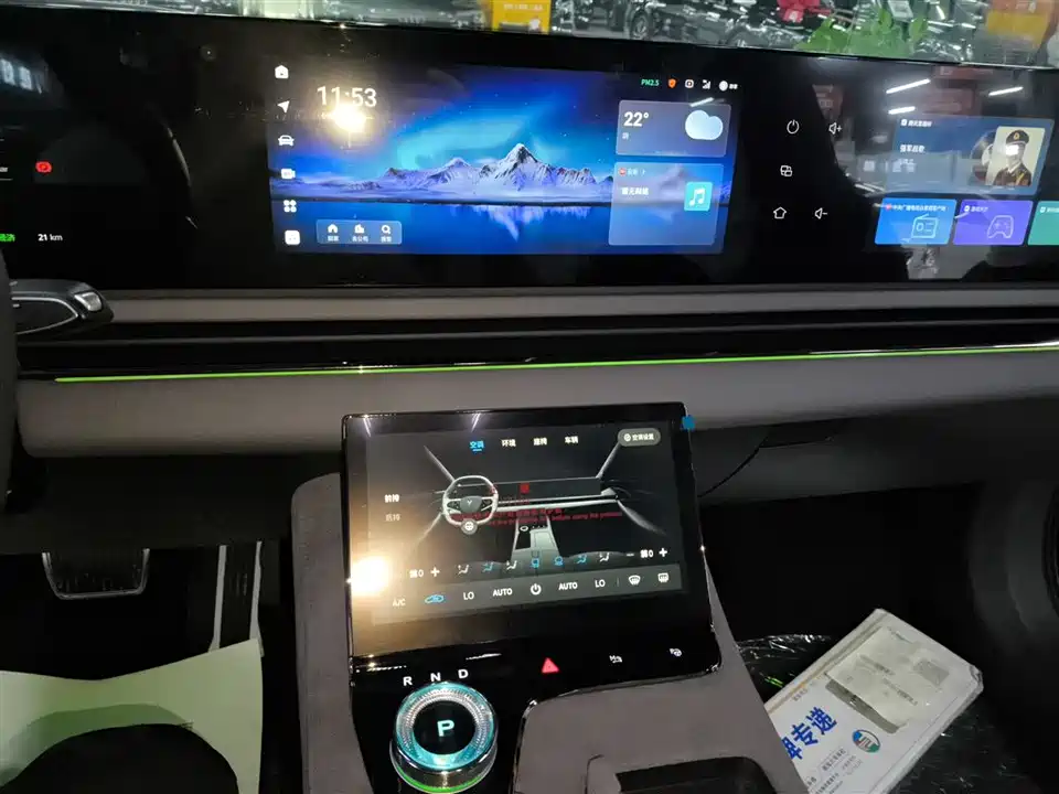 VOYAH Lantu chasing light