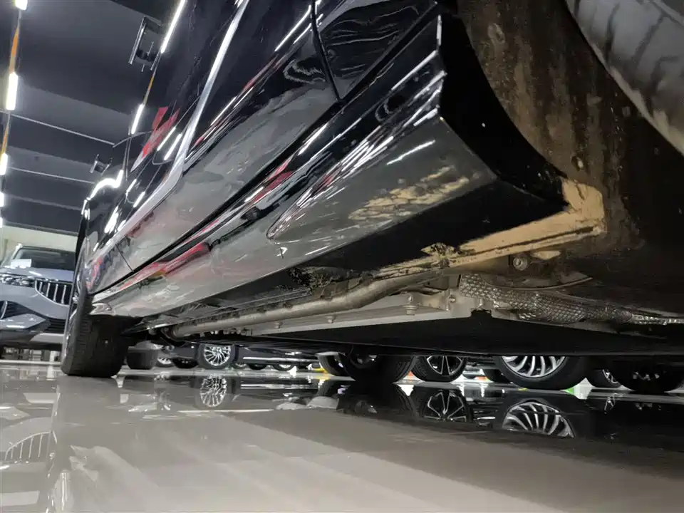 VOYAH Lantu chasing light