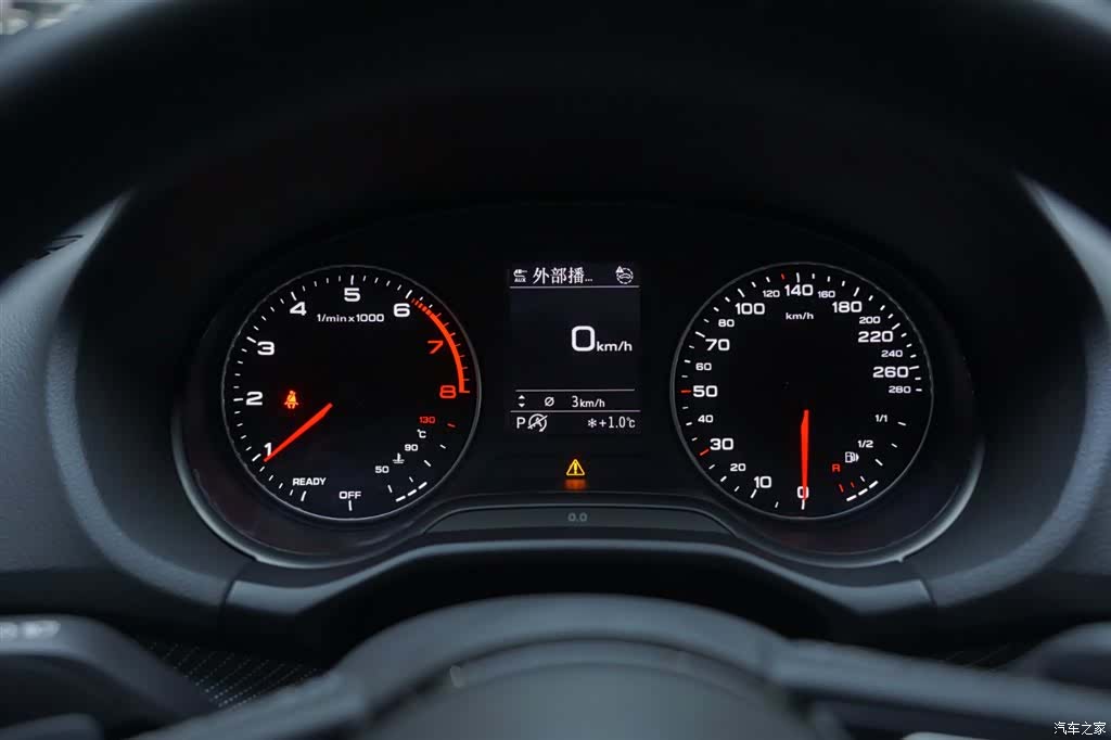 Audi Q2L, 2024 9