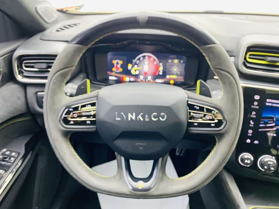 Lynk & Co 03