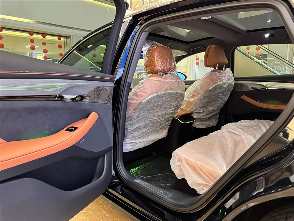 VOYAH Lantu chasing light