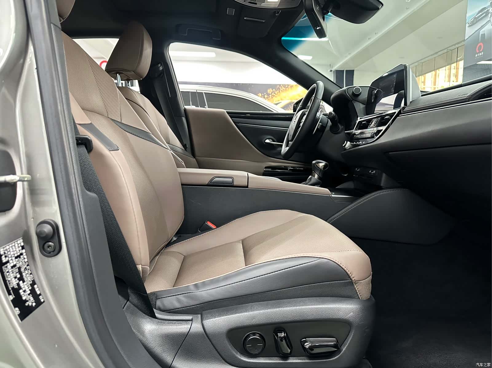 Lexus ES, 2022 13