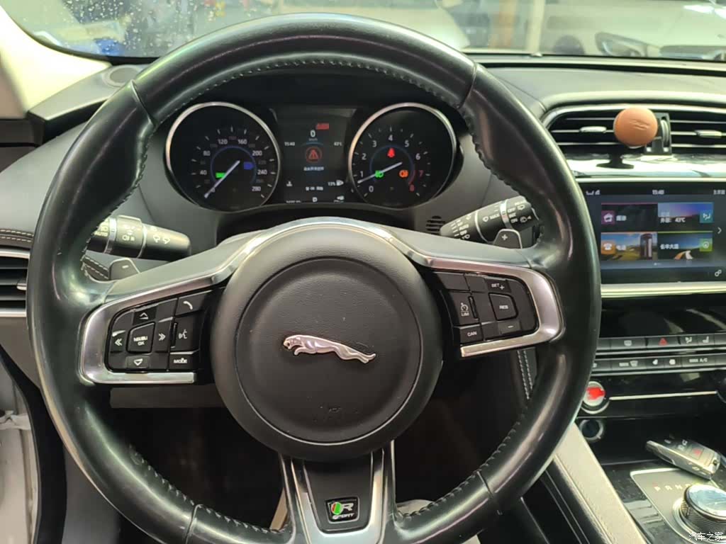 Jaguar F-PACE, 2016 11