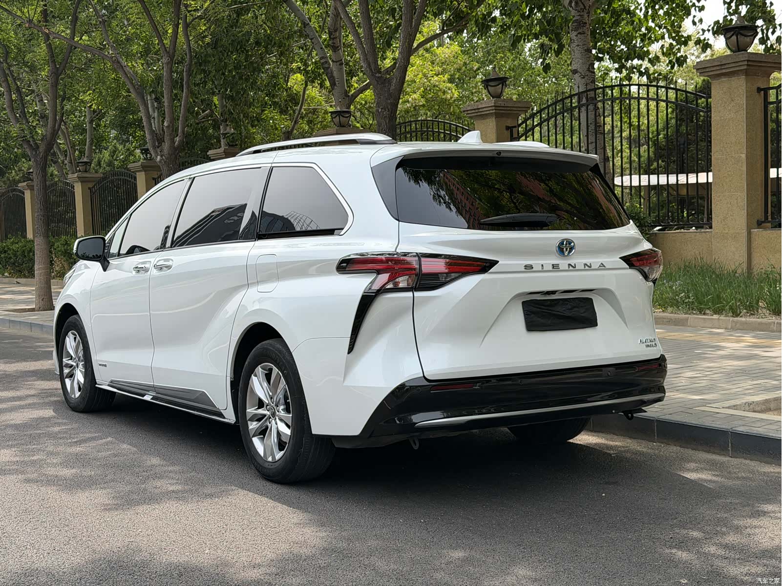 Toyota Sienna, 2023 все фото