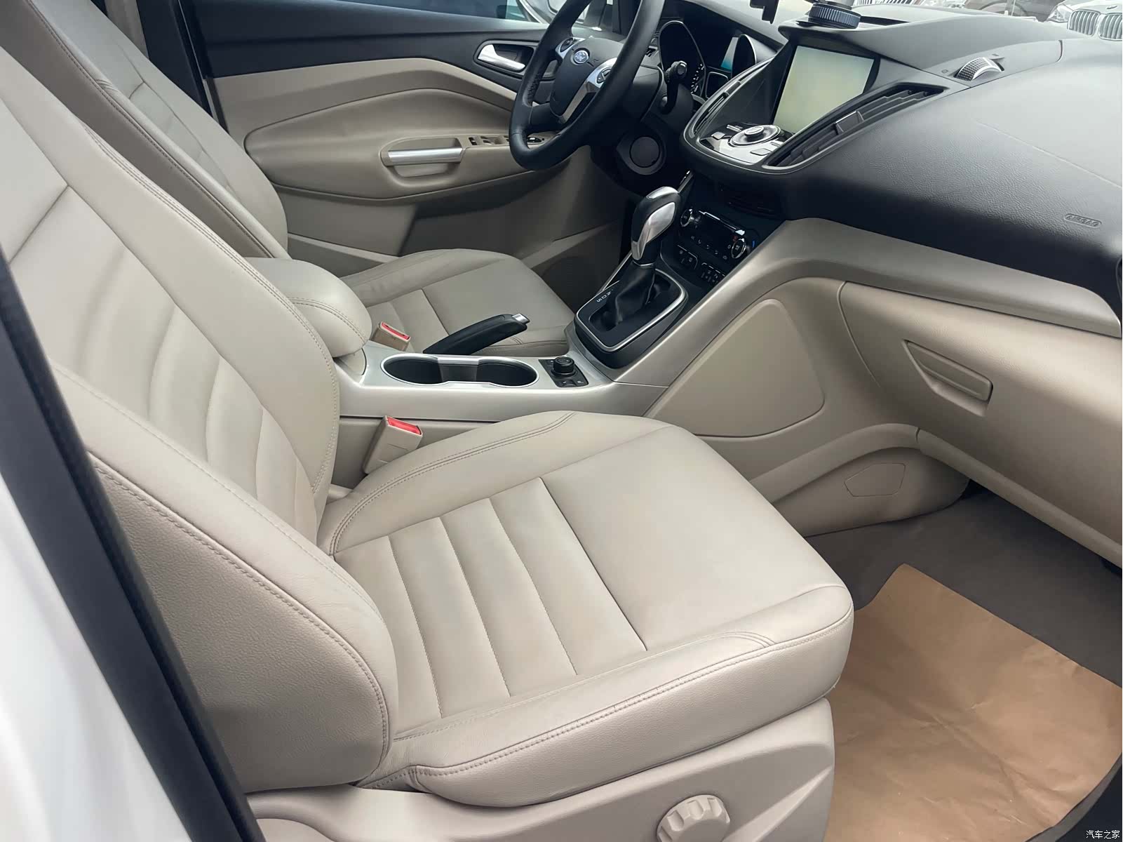 Ford Kuga, 2015 13