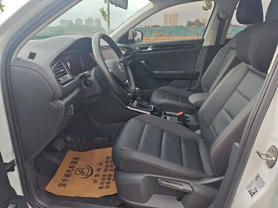 Volkswagen T-ROC exploring Songs