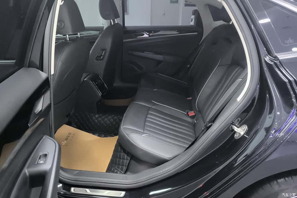 Volkswagen Passat, 2023 11