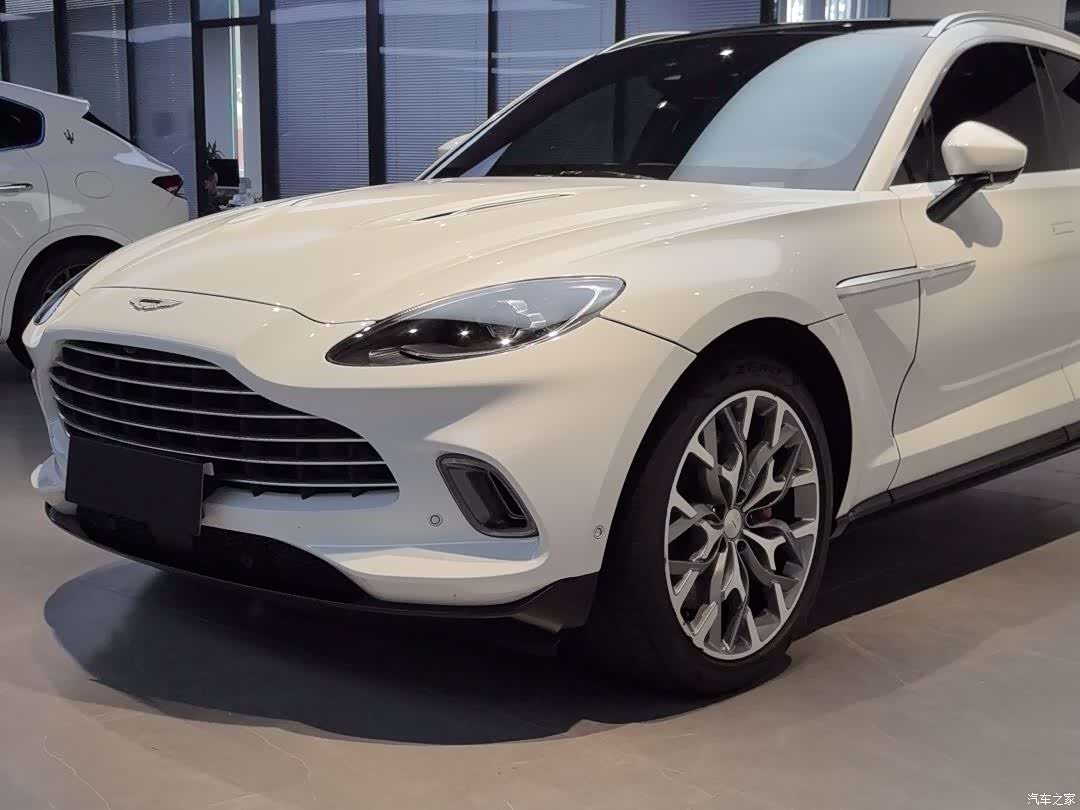 Aston Martin DBX, 2025 4