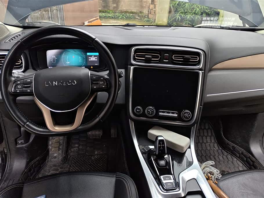 Lynk & Co 01