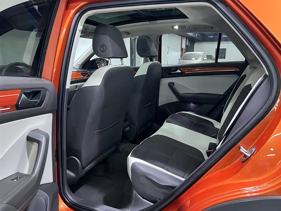 Volkswagen T-ROC exploring Songs