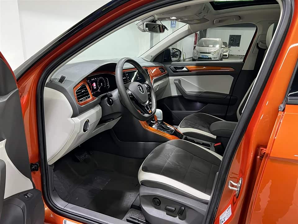 Volkswagen T-ROC exploring Songs