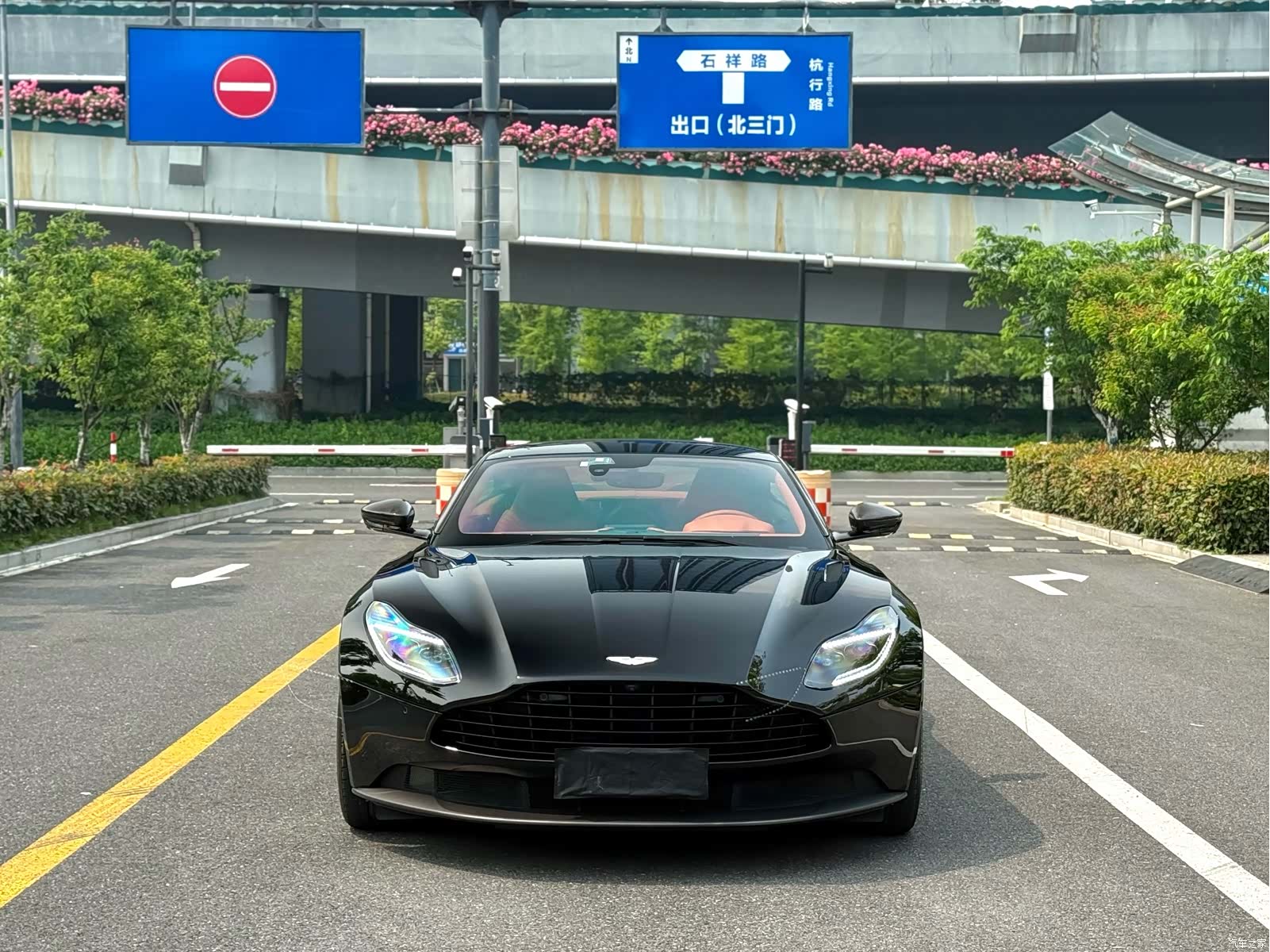 Aston Martin DB11