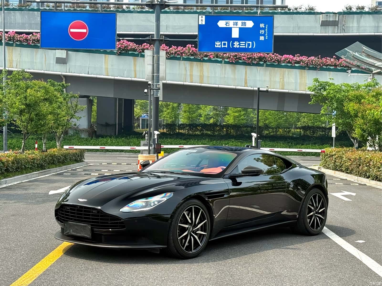 Aston Martin DB11, 2023 3