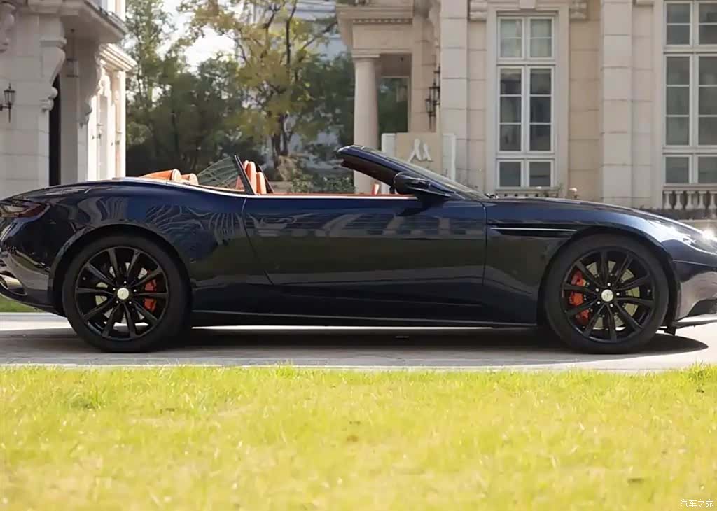 Aston Martin DB11, 2021 10